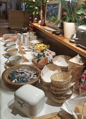Tägliches Frühstücksbuffet gegen Gebühr