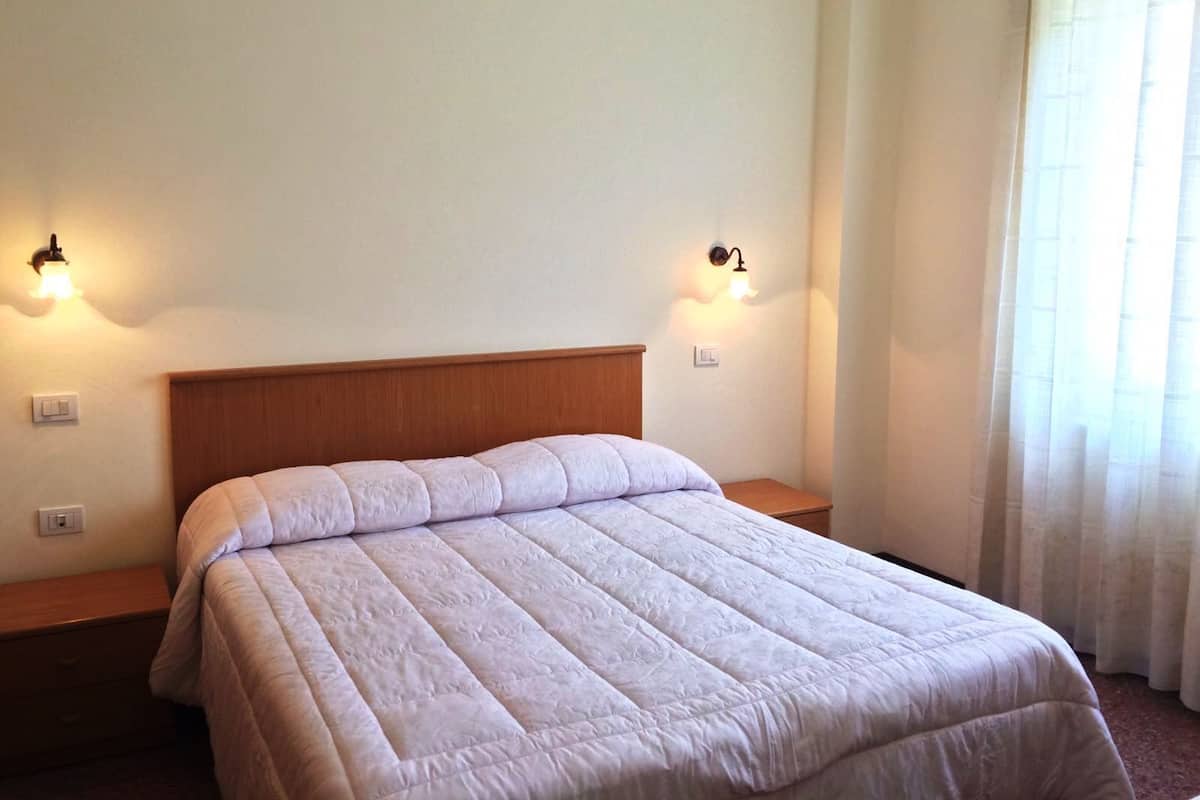 Departamento estándar, 2 habitaciones | Minibar, caja de seguridad en la habitación, escritorio y cunas