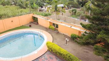 室外游泳池,提供泳池遮陽傘和日光浴躺椅