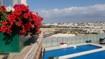 Piscina all'aperto, ombrelloni da piscina, lettini