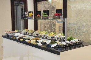 Se sirven desayunos y cocina internacional