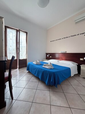Habitación doble | Minibar, caja de seguridad en la habitación y escritorio 