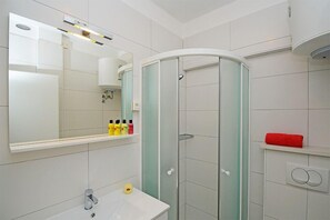 Departamento romántico, 3 habitaciones, balcón, vista al jardín | Baño | Regadera, amenidades de baño gratuitas, toallas
