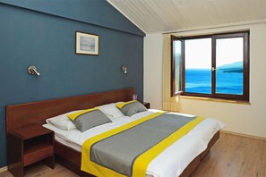 Appartamento Romantico, 3 camere da letto, balcone, vista giardino | 1 camera, una scrivania, Wi-Fi gratuito