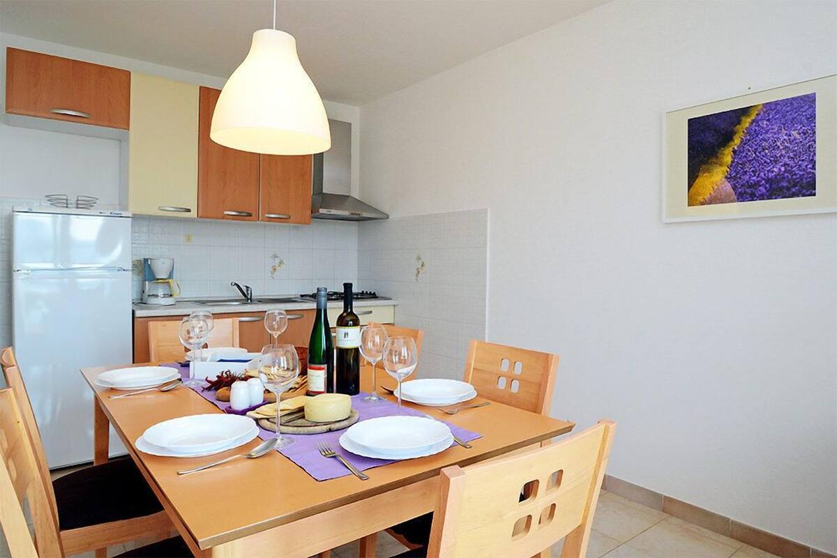 Superior Apartment, 3 Bedrooms, Bathtub, Beach View | Private kitchen