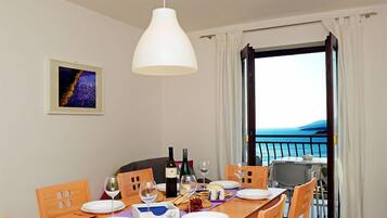 Superior-lejlighed - 3 soveværelser - badekar - strandudsigt | Opholdsområde | Tv