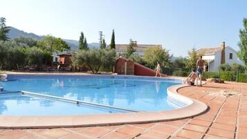 Piscine extérieure (ouverte en saison)