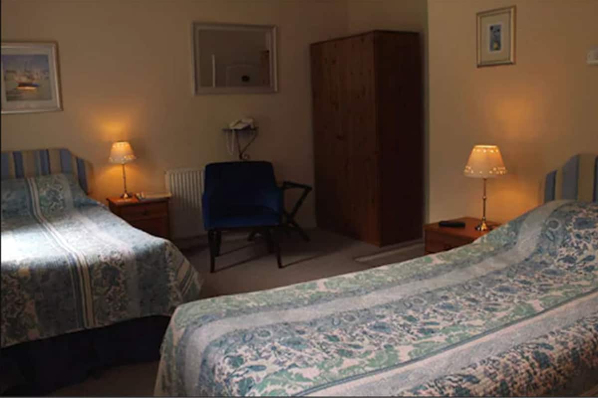 Habitación familiar, varias camas (2 adults + 3 children) | Escritorio y ropa de cama