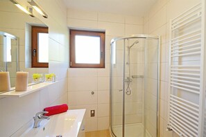 Departamento Premium, 3 habitaciones, balcón, vista al jardín | Baño | Regadera, amenidades de baño gratuitas, toallas 