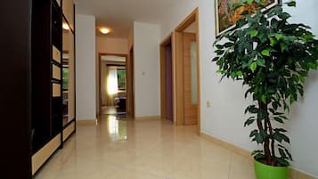 Panoramic-Apartment, 4 Schlafzimmer | Wohnzimmer | Fernseher