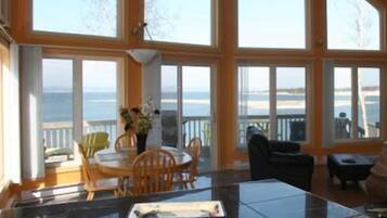 The Contemporary Cottage, 2 Bedrooms | Wohnzimmer | 28-Zoll-Flachbildfernseher mit Satellitenempfang, Fernseher, Kamin