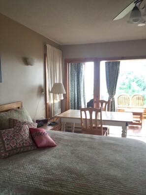 Ylelliset vuodevaatteet, työpöytä, silitysrauta/-lauta, ilmainen Wi-Fi