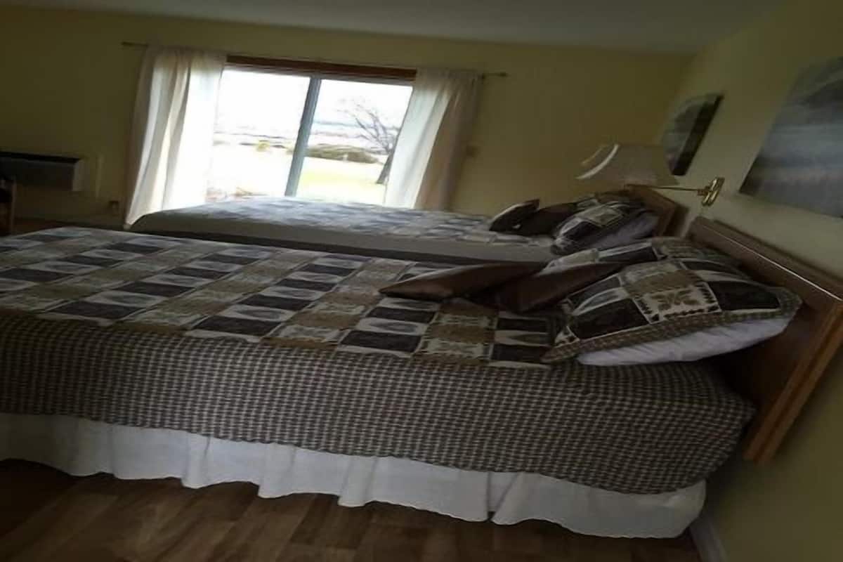 Habitación estándar, 2 camas Queen size | Ropa de cama de alta calidad y escritorio