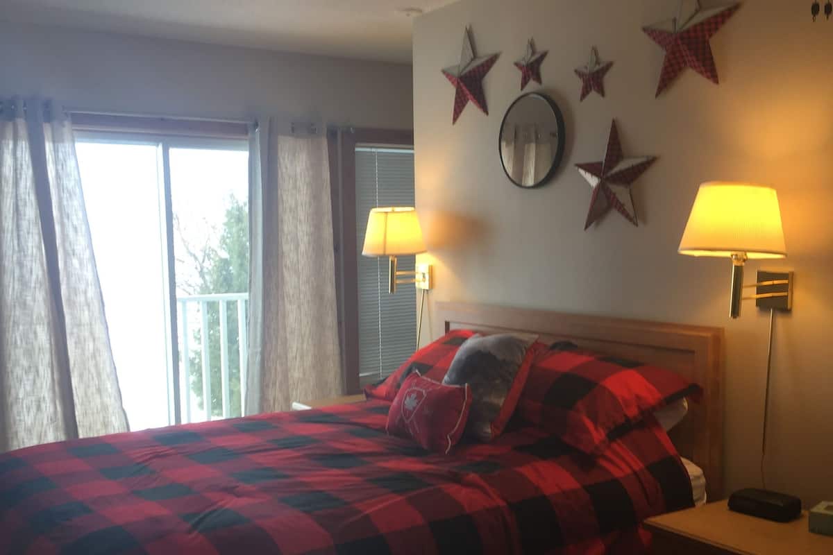 Habitación estándar, 1 cama Queen size y sofá cama | Ropa de cama de alta calidad y escritorio
