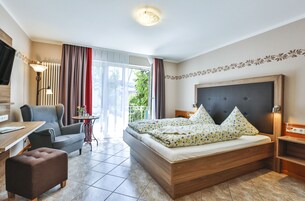 Ropa de cama de alta calidad y caja de seguridad en la habitación 