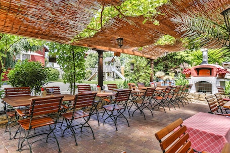 Terrace/patio. Hotel Restaurant zum Ochsen