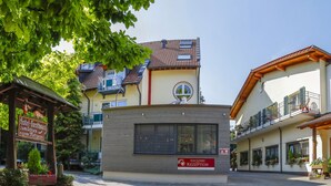 Una hilera de edificios coloridos con un restaurante y una recepción de hotel.