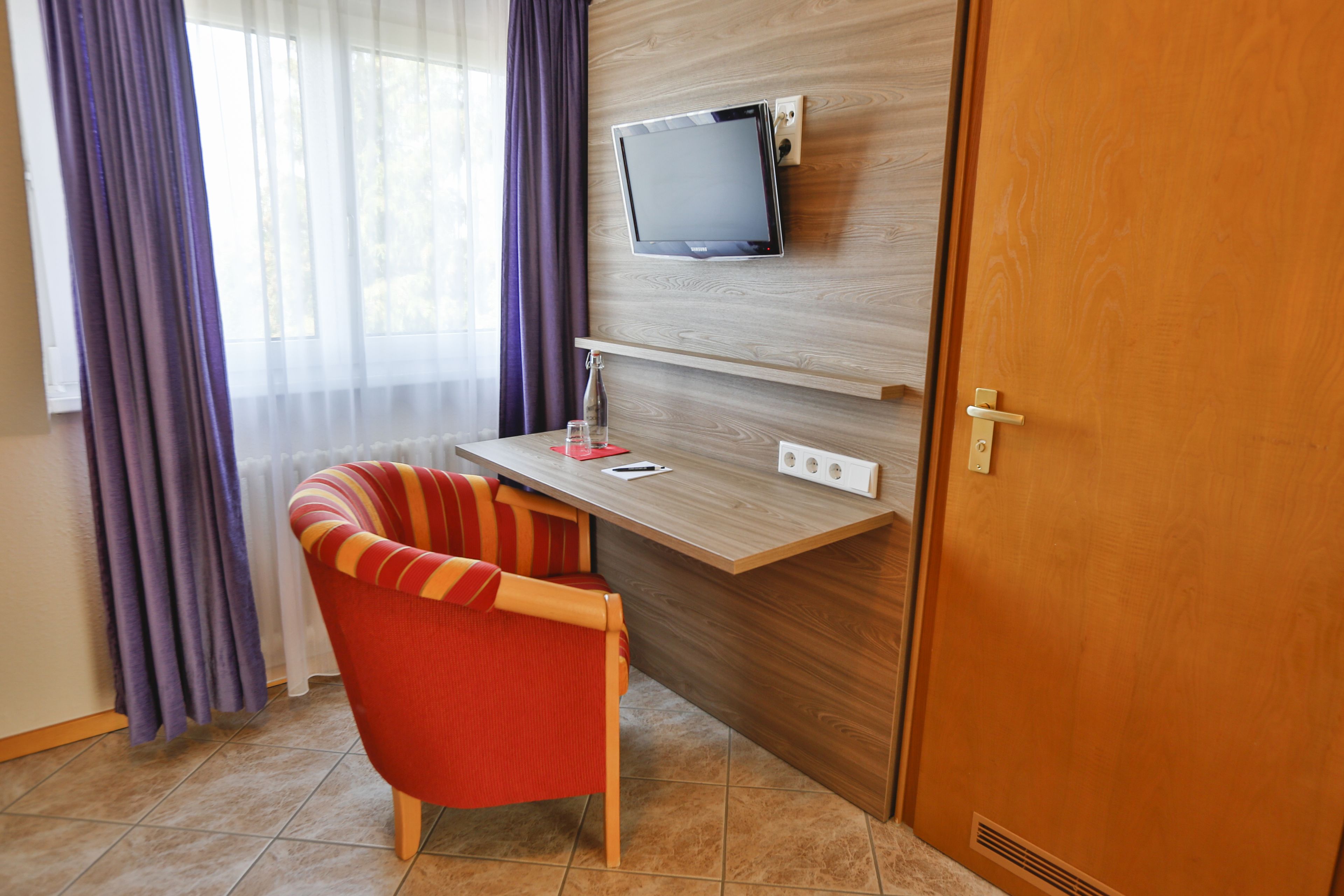 single room | premium bedding, in-room safe, desk, blackout curtains