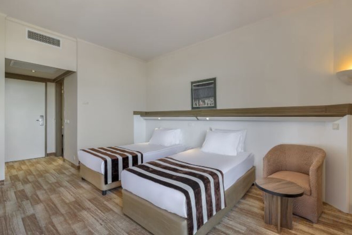 Minibar, in-room safe, laptop workspace, cribs (free)