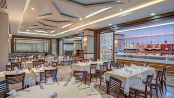 3 restaurants; breakfast, lunch and dinner served