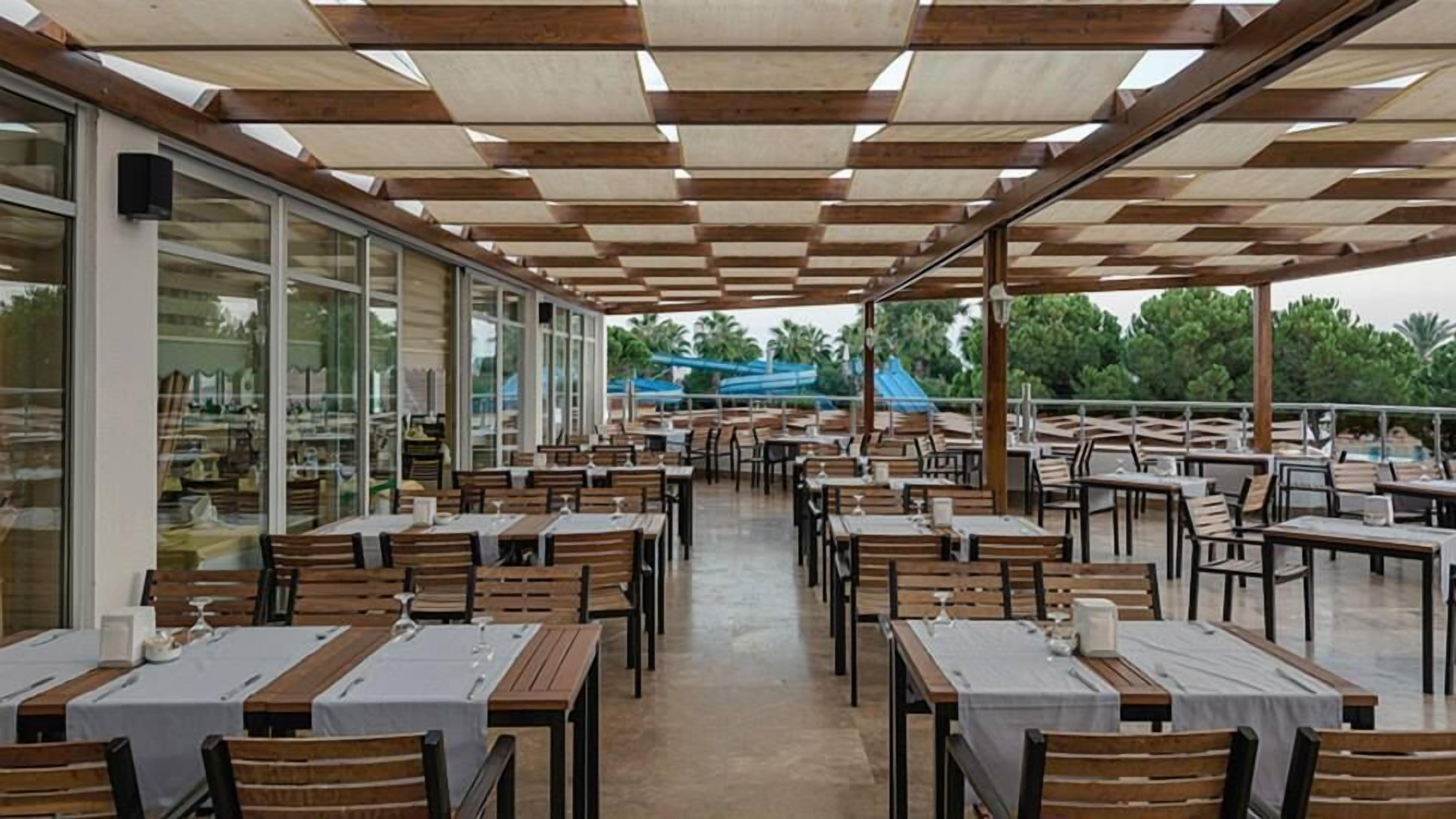 3 restaurants; breakfast, lunch and dinner served 