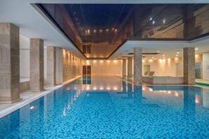 Indoor pool, seasonal outdoor pool, pool umbrellas, pool loungers - Green Max Hotel (Serik)