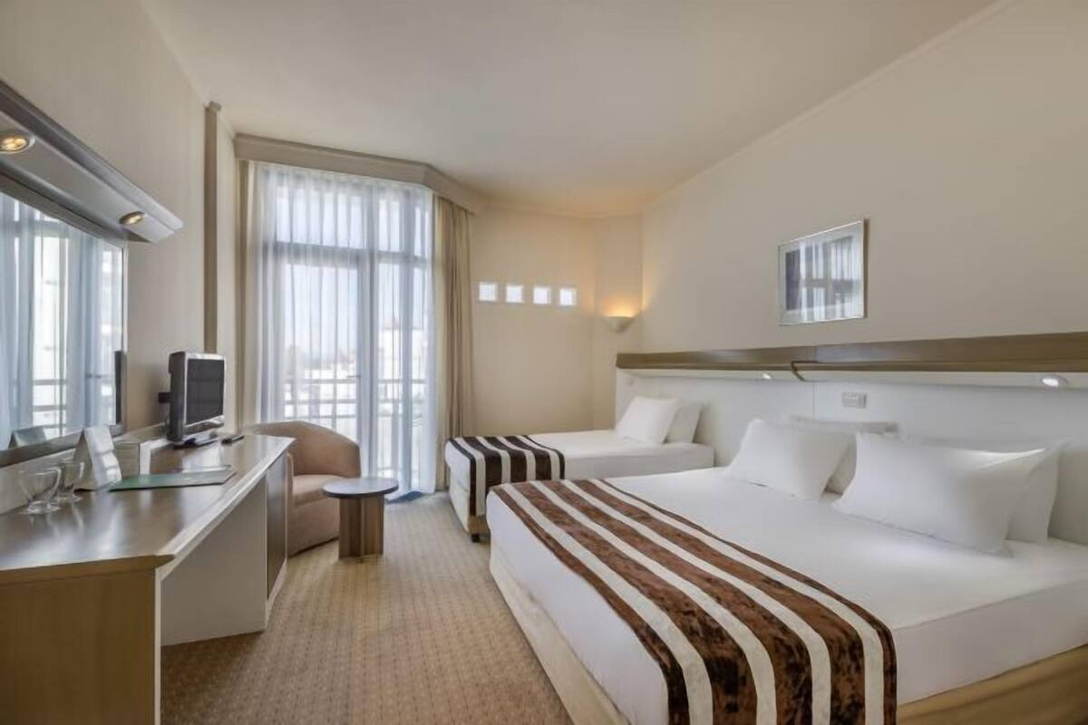 Minibar, in-room safe, laptop workspace, cribs (free)