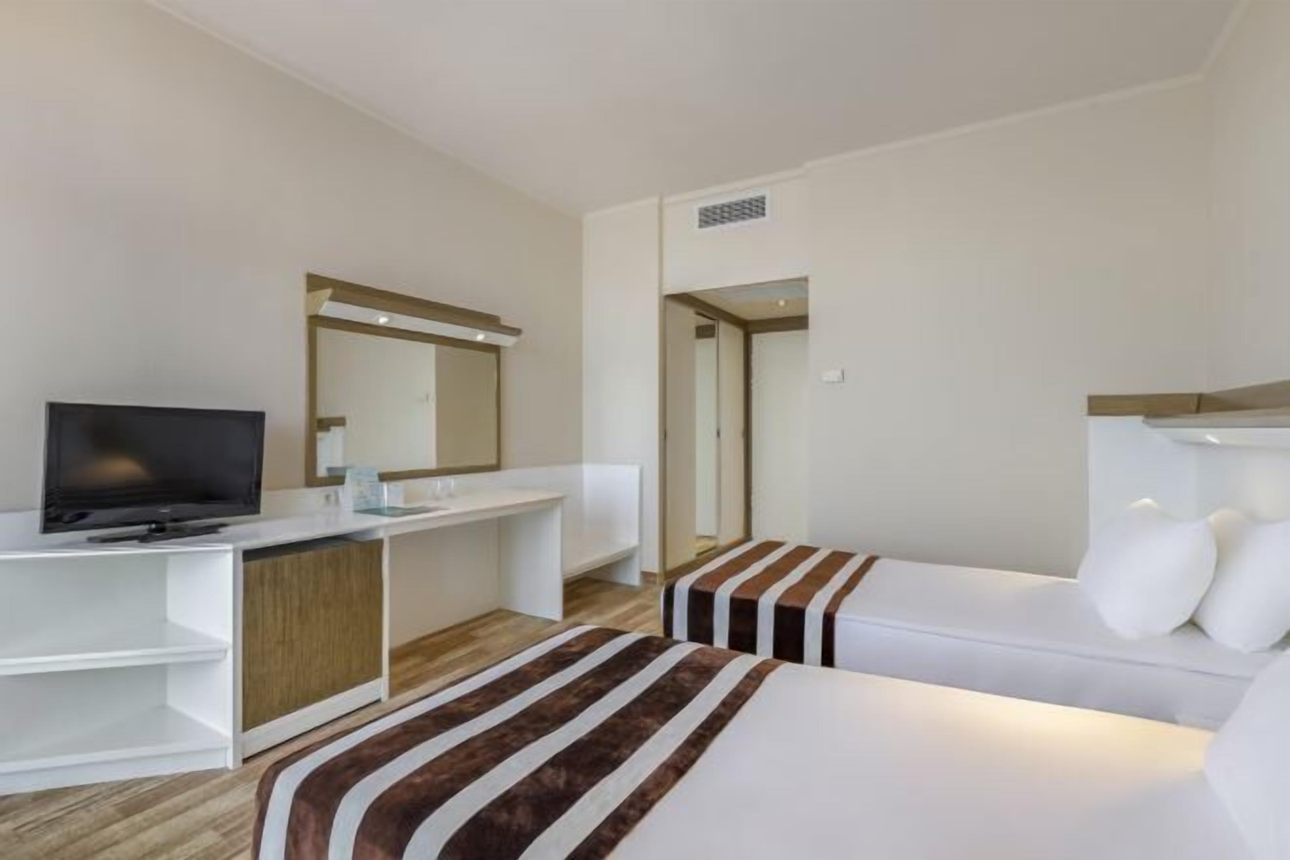 迷你吧、房內夾萬、手提電腦工作空間、免費嬰兒床