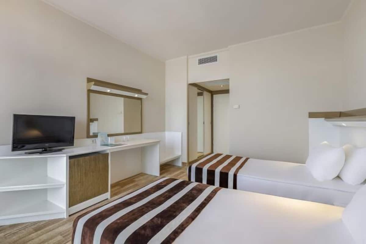 Minibar, in-room safe, laptop workspace, cribs (free)