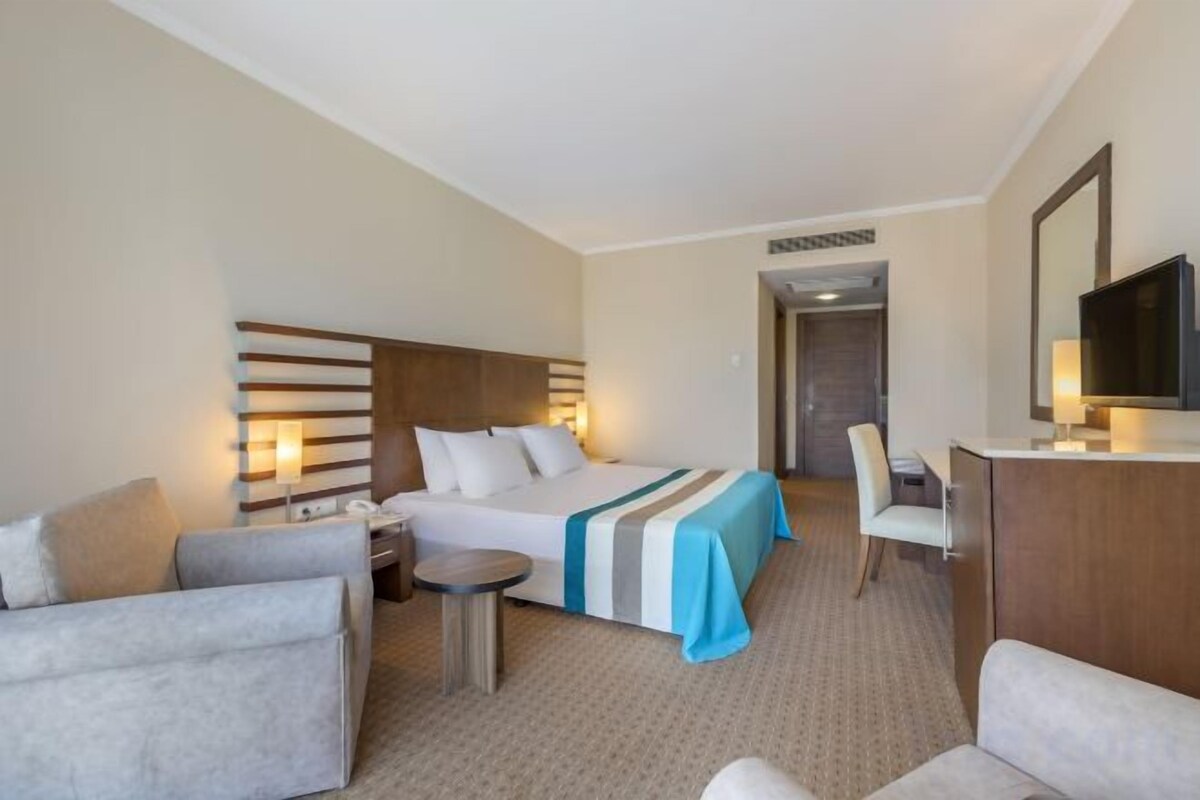Minibar, in-room safe, laptop workspace, cribs (free)