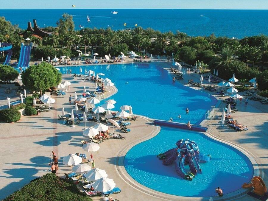 Piscina interna, piscina externa sazonal, guarda-sóis, espreguiçadeiras
