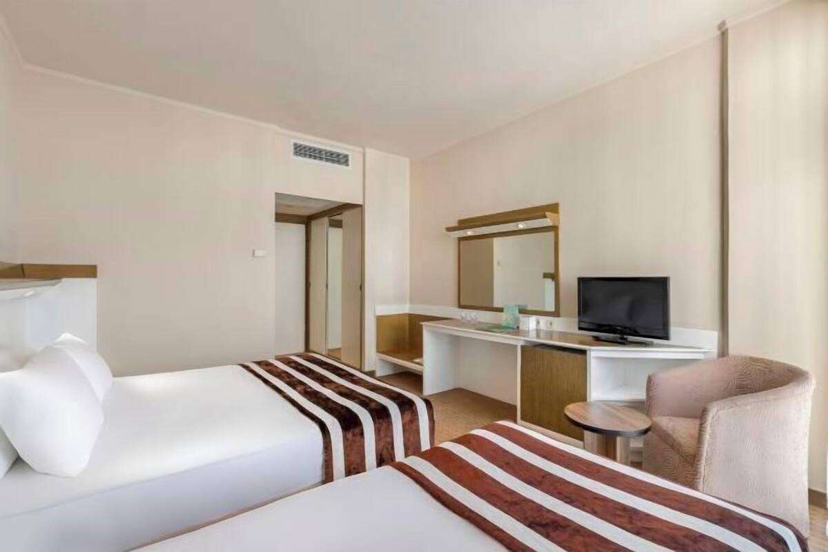 Minibar, in-room safe, laptop workspace, cribs (free)