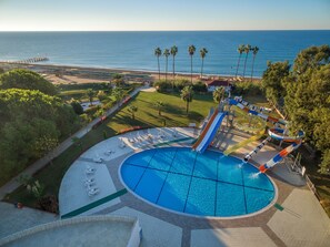 屋内プール、季節限定屋外プール、プール パラソル、サンラウンジャー