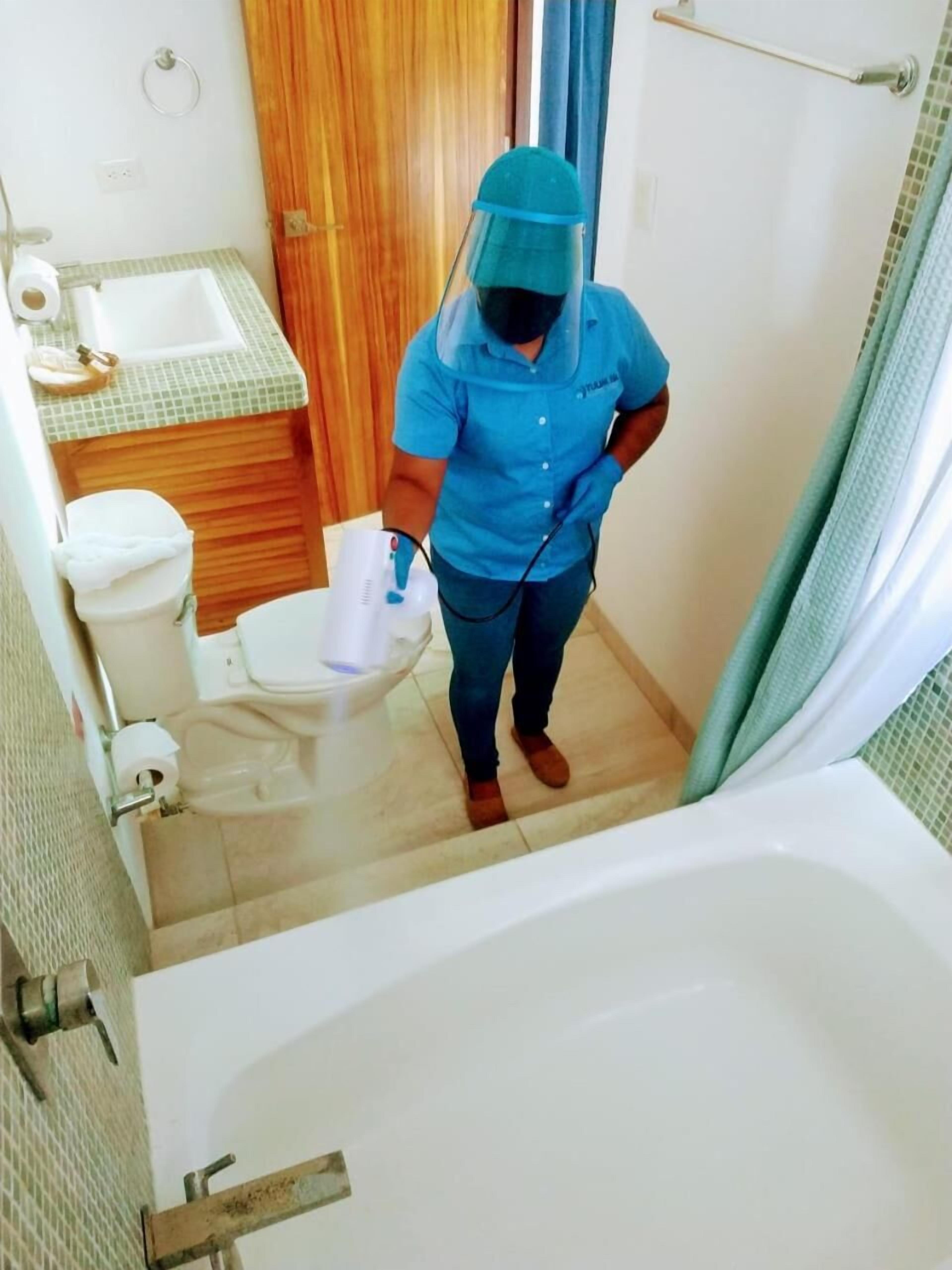 combined shower/bathtub, free toiletries, hair dryer, towels