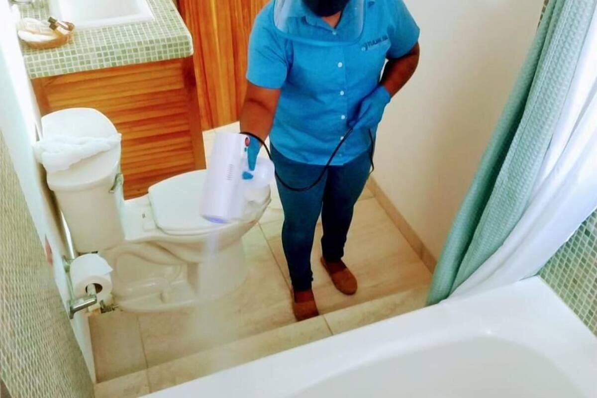 combined shower/bathtub, free toiletries, hair dryer, towels