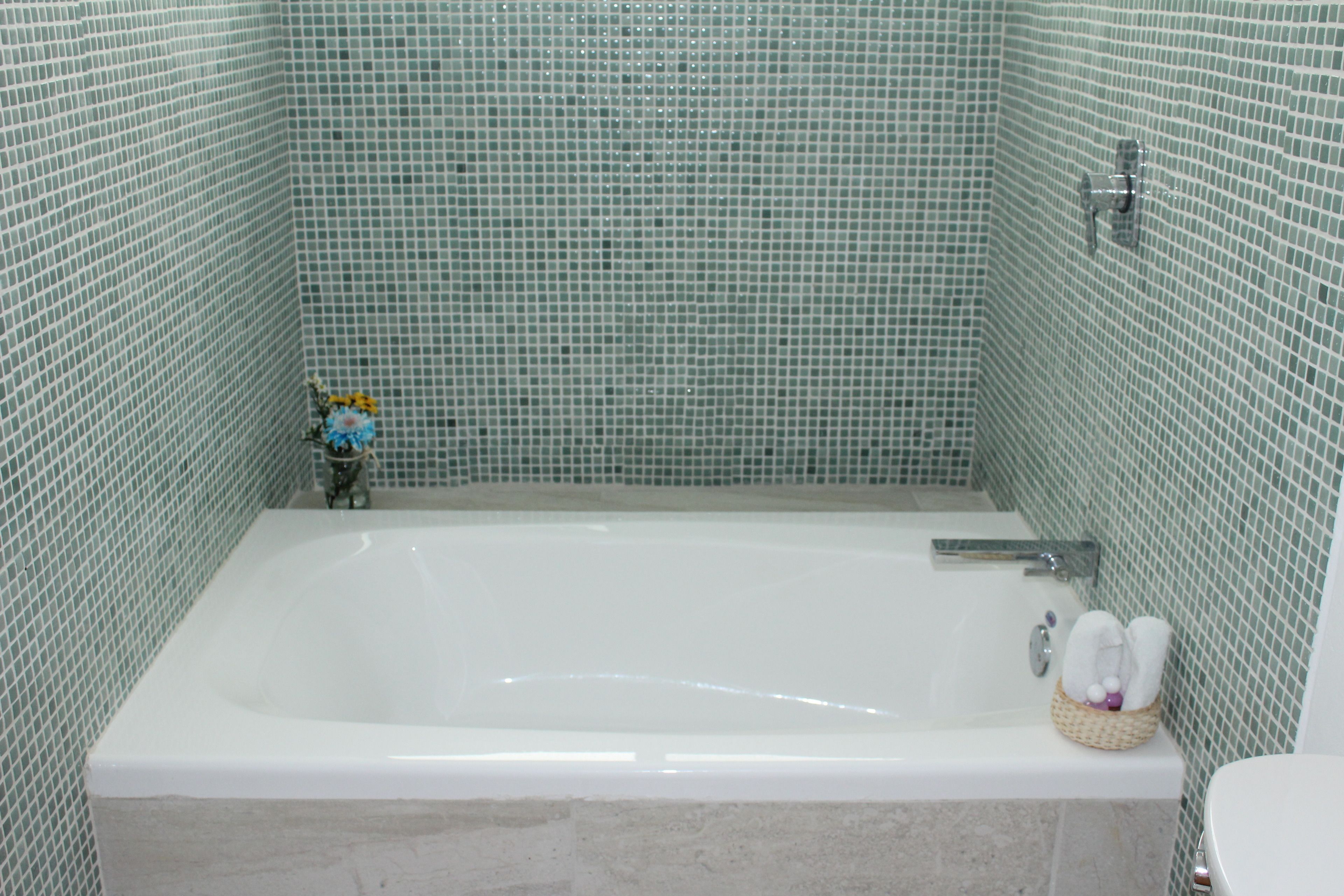 combined shower/bathtub, free toiletries, hair dryer, towels