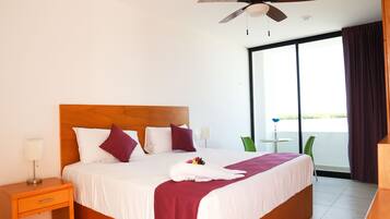 Habitación Deluxe, 1 cama King size, vista al océano, frente al mar | Caja de seguridad en la habitación, escritorio y wifi gratis