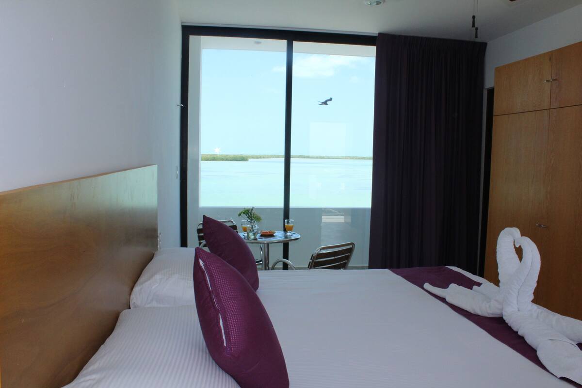 deluxe room, 1 king bed, ocean view, sea facing | in-room safe, desk, free wifi, bed sheets