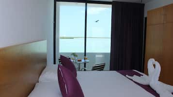 Habitación Deluxe, 1 cama King size, vista al océano, frente al mar | Caja de seguridad en la habitación, escritorio y wifi gratis