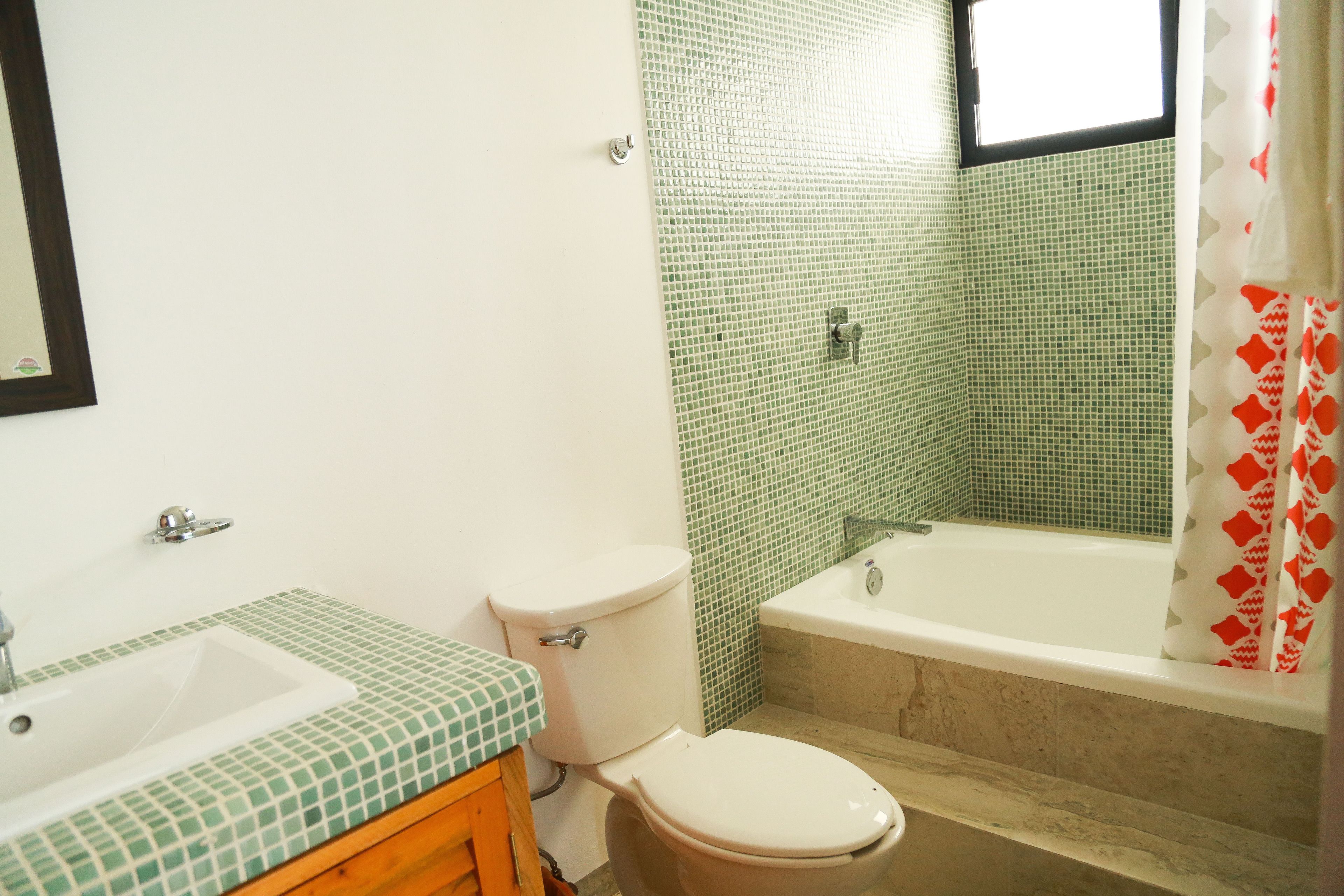 deluxe room, 1 king bed, ocean view, sea facing | bathroom | combined shower/bathtub, free toiletries, hair dryer, towels