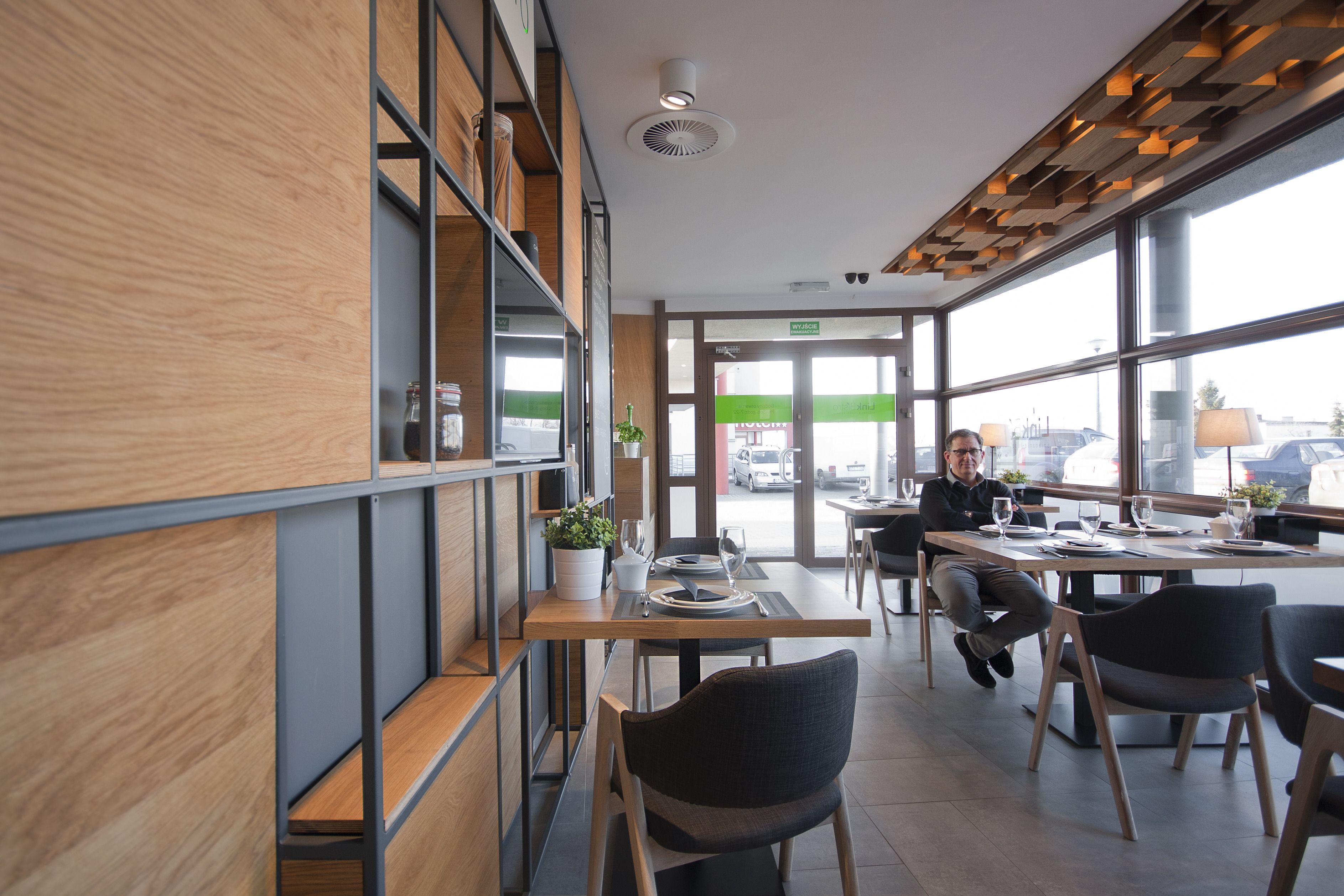 breakfast, lunch, dinner served; international cuisine