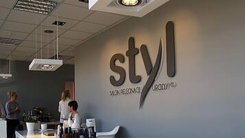 Vartalohoitoja, vartalokääreitä, vartalon kuorintoja, kasvohoitoja