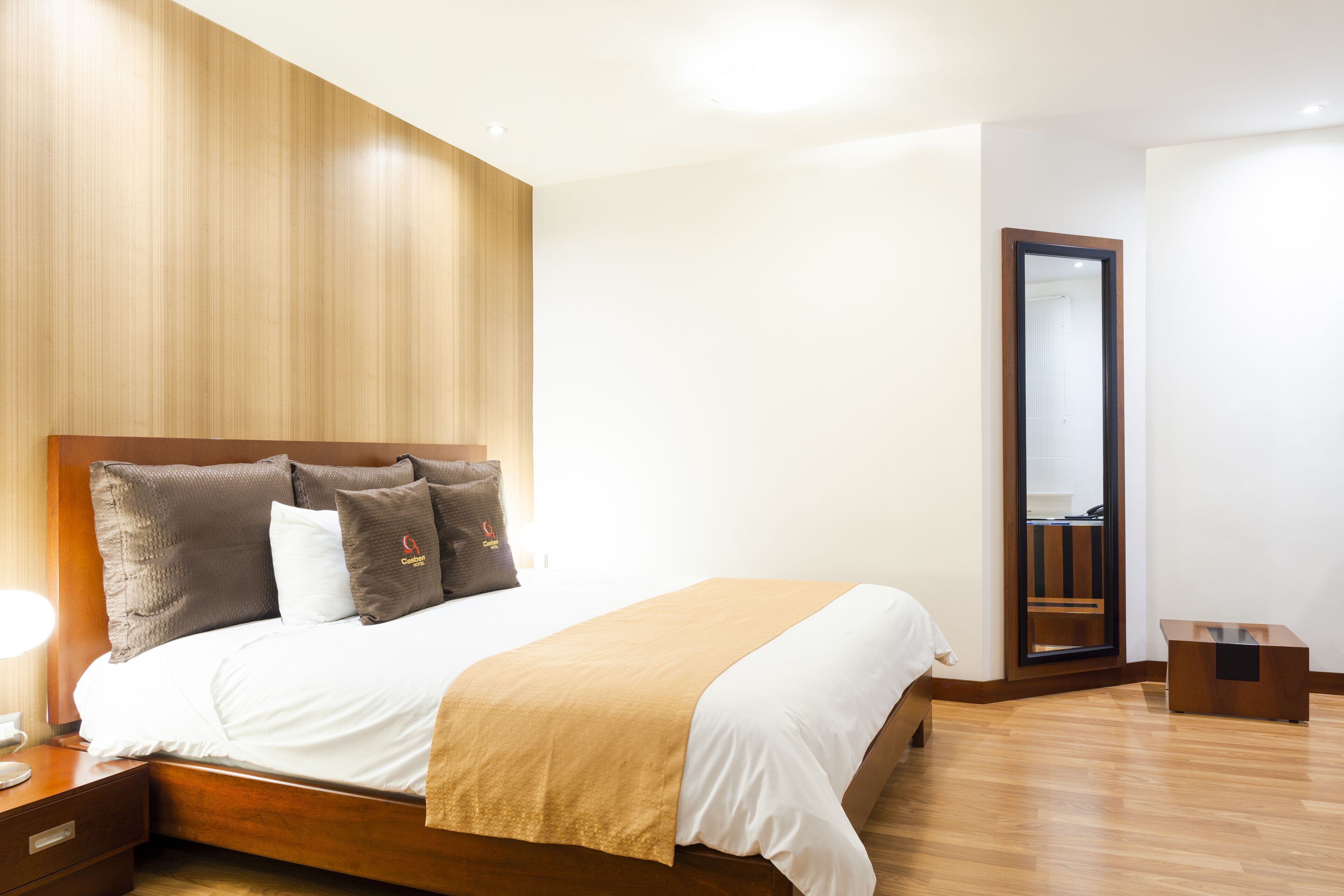 スタンダード シングルルーム 1 ベッドルーム バリアフリー | セーフティボックス (室内)、デスク、WiFi (無料)、ベッドシーツ