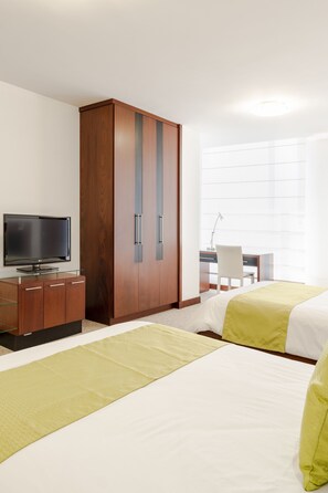 Chambre Confort double, 1 chambre, vue sur la ville | Coffre-fort, bureau, accès au Wi-Fi (inclus), literie fournie