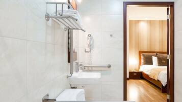 Standard Single Room, 1 Bedroom, Accessible | Bathroom | Shower, free toiletries, hair dryer, towels