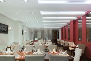 Breakfast, lunch, dinner served; international cuisine  - Casben Hotel (Loja)