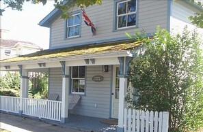 Front of property - The Swayze Cottage (Niagara-on-the-Lake)