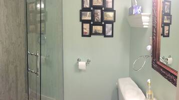 Cottage, 2 Bedrooms | Bathroom | Shower, free toiletries, hair dryer, towels
