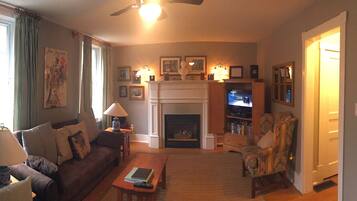 Cottage, 2 Bedrooms | Living room | Flat-screen TV, fireplace, DVD player