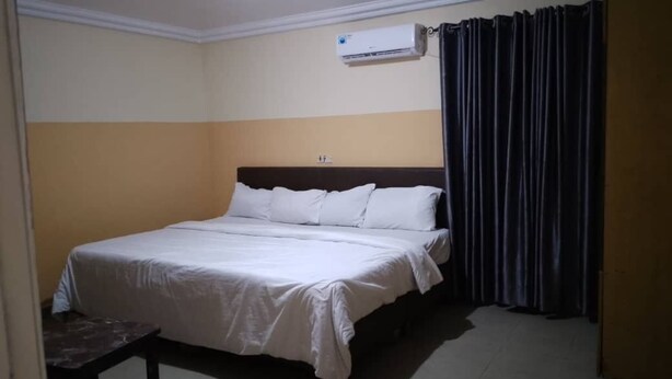 Cribs (surcharge), rollaway beds (surcharge), WiFi (free) - Semper Diamond Lodge (Lagos)